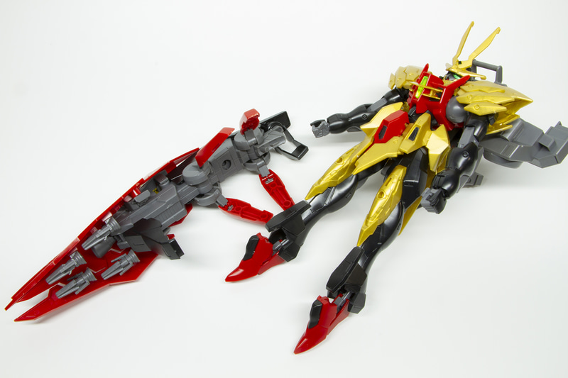 ティフォエウスガンダムの足首を細めて差し込み、膝装甲と接続する
