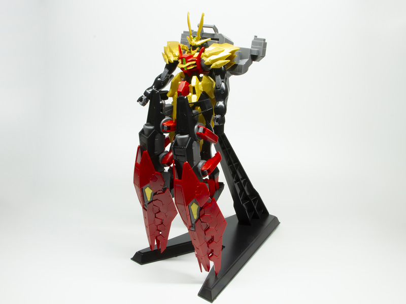 ティフォエウスガンダム・キメラの足が完成。既に巨大で撮影ブースを大きく占有する