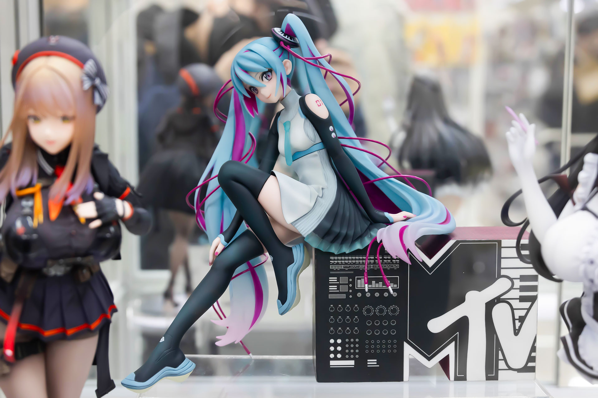 フィギュアの素材はPVCとABSで、全高は座り状態で約200mmだ