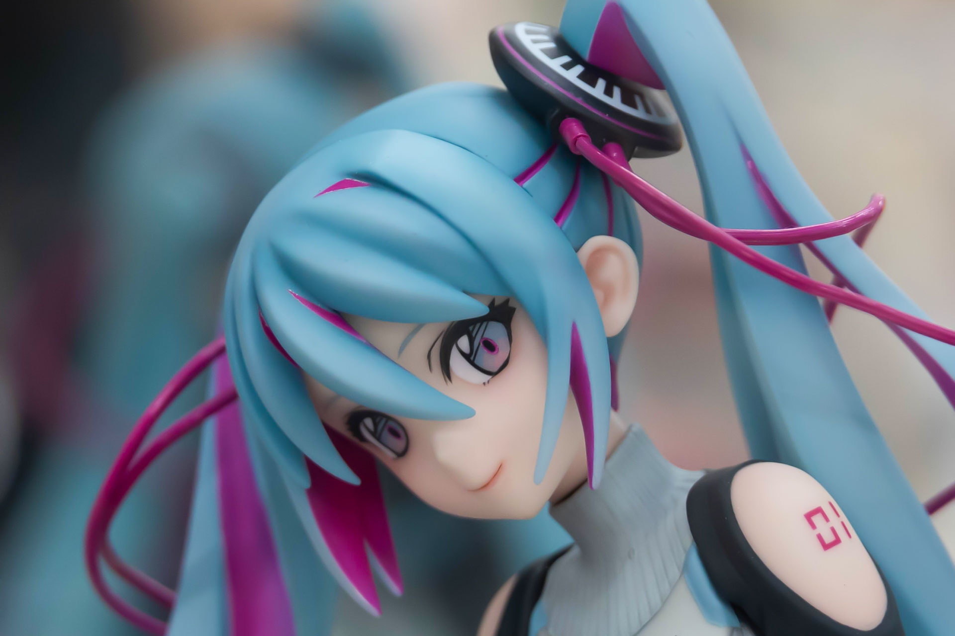 可愛らしさを保ちつつも、クールな表情をしたこちらのミク