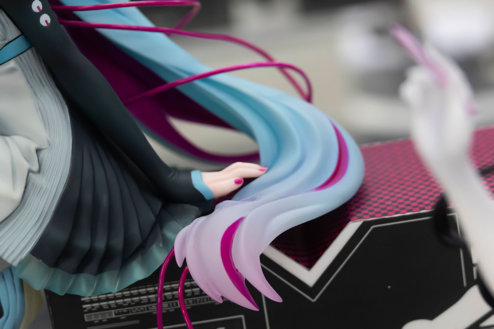 髪の美しいグラデーションは、クリアパーツを使うことで再現している