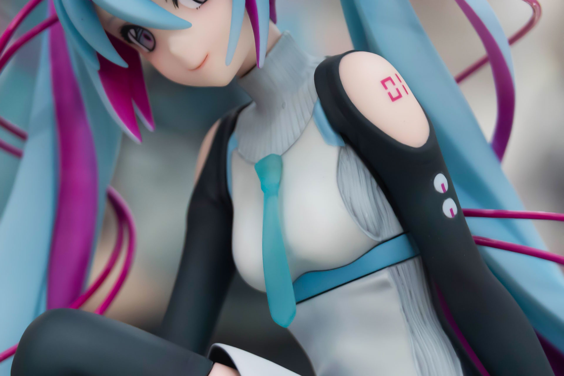 髪だけではなく、青いネクタイにもクリアパーツが採用されている