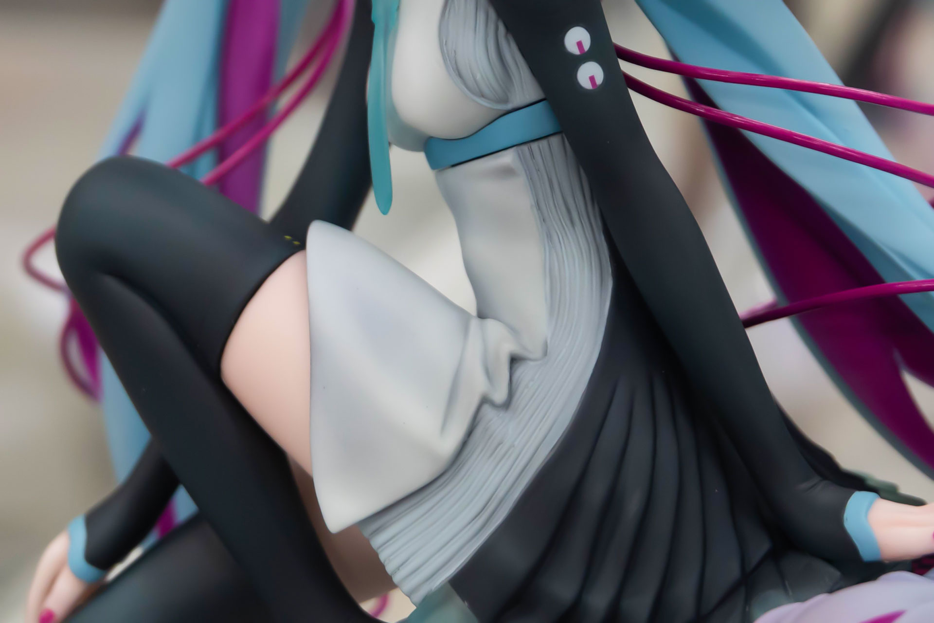 ミクが身に付けている衣装は、独特なデザインだ