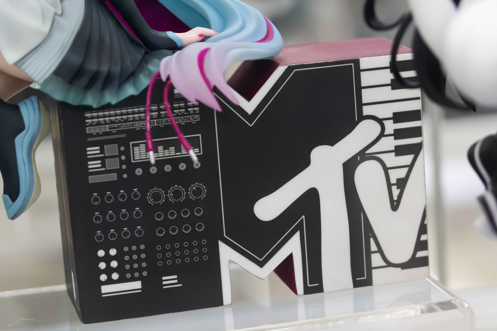 ミクが腰掛けているMTVのオブジェは、コラボロゴを忠実に再現したものだ