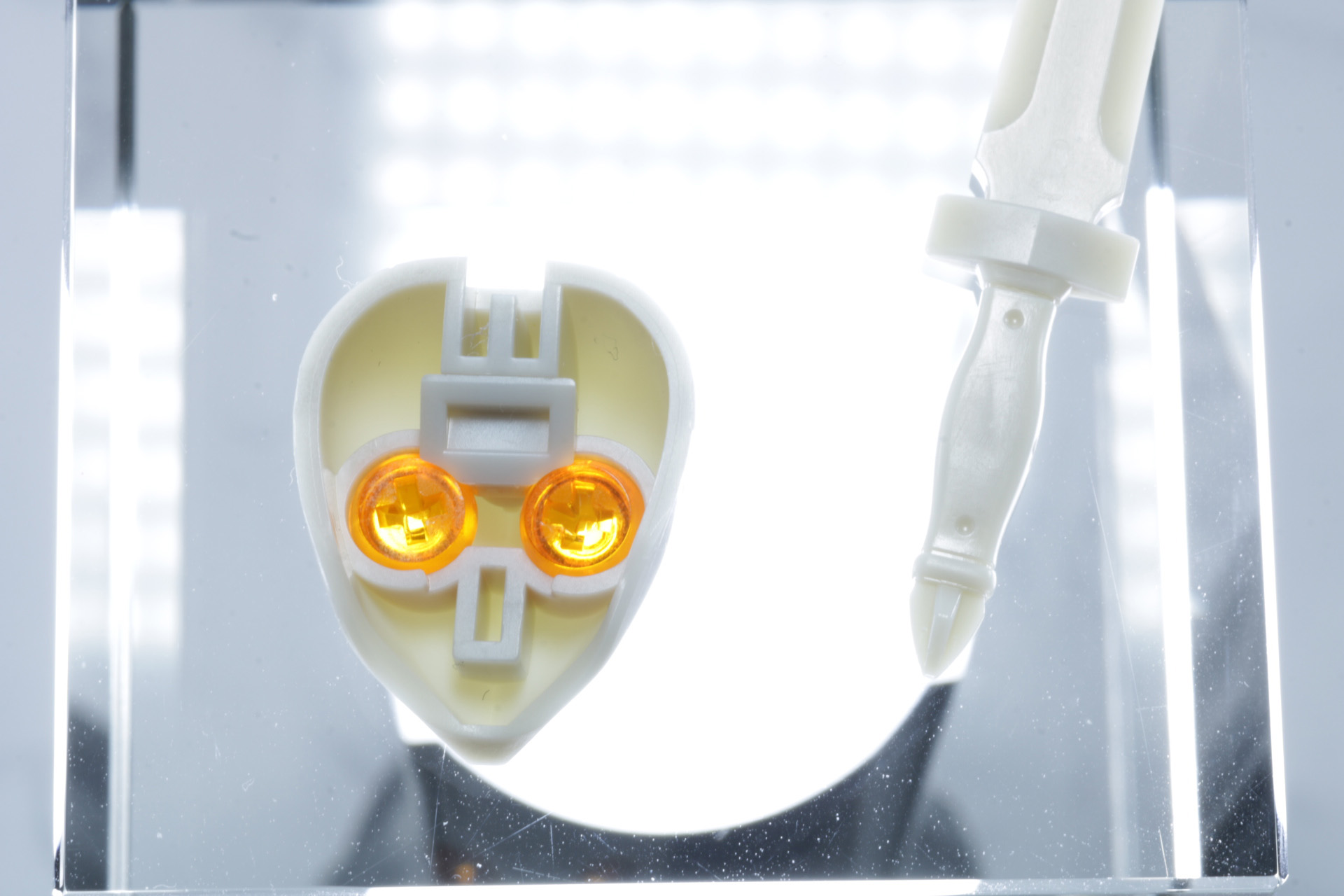 眼球可動タイプは付属の短剣の柄を使用して調整