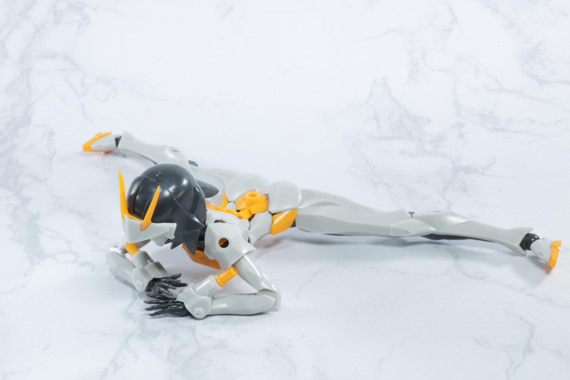 180度の開脚姿勢も取れる