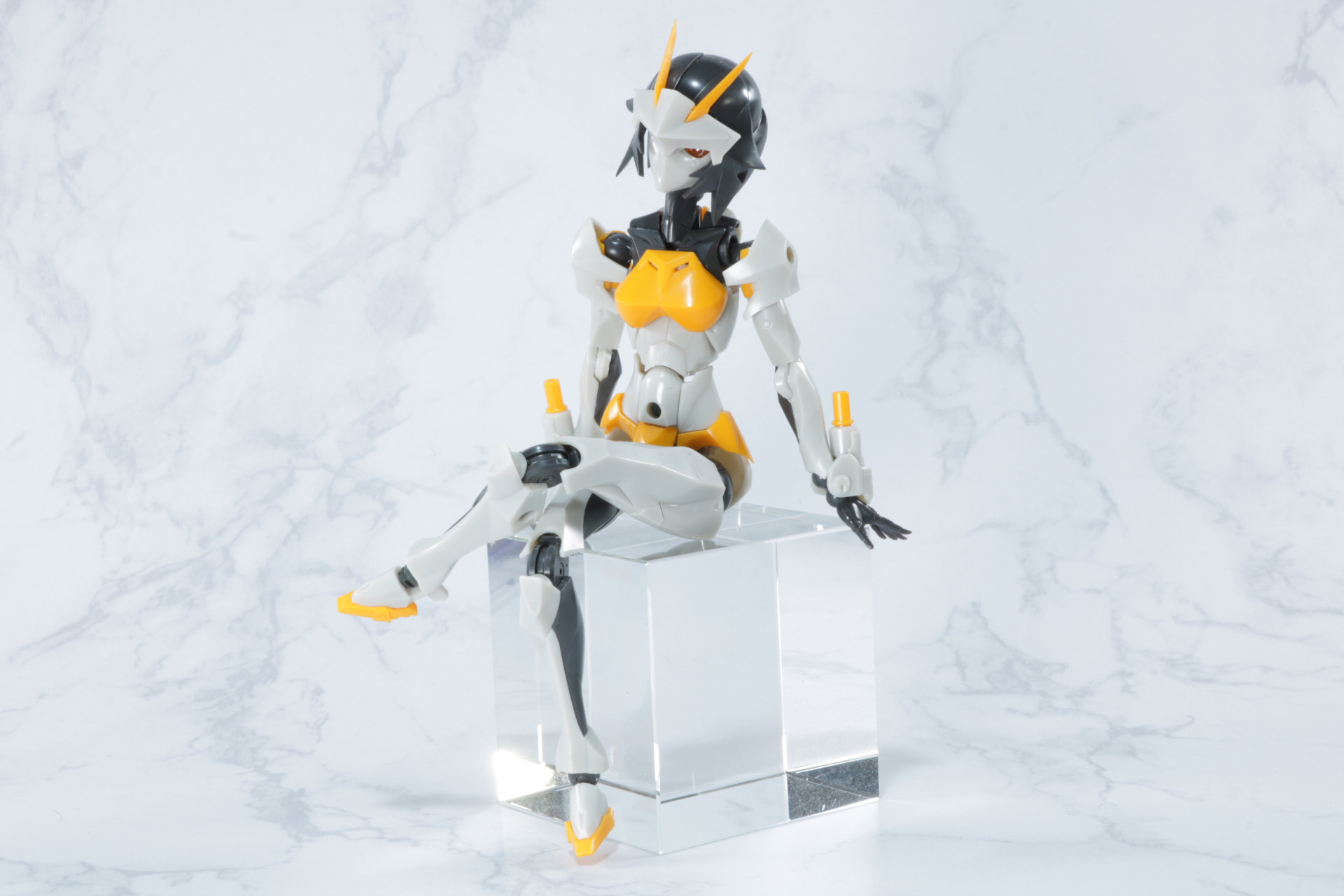 座って足を組むポーズ