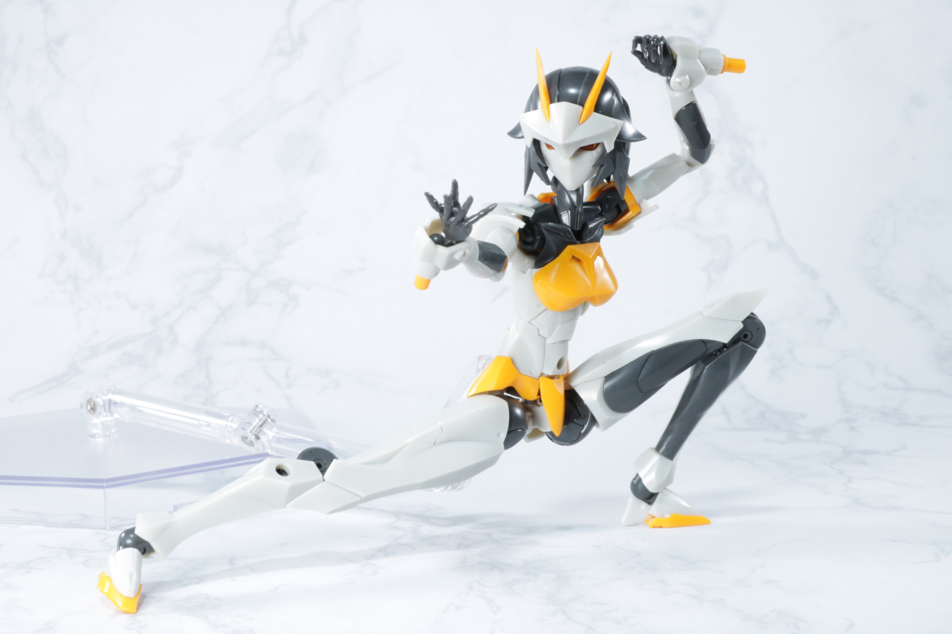 腰を沈めた拳法のような構え