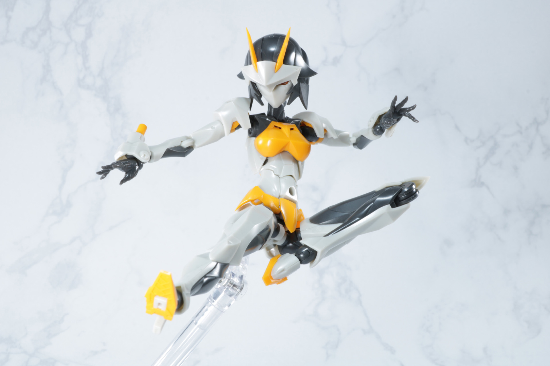 ヒーロー的なキックポーズ