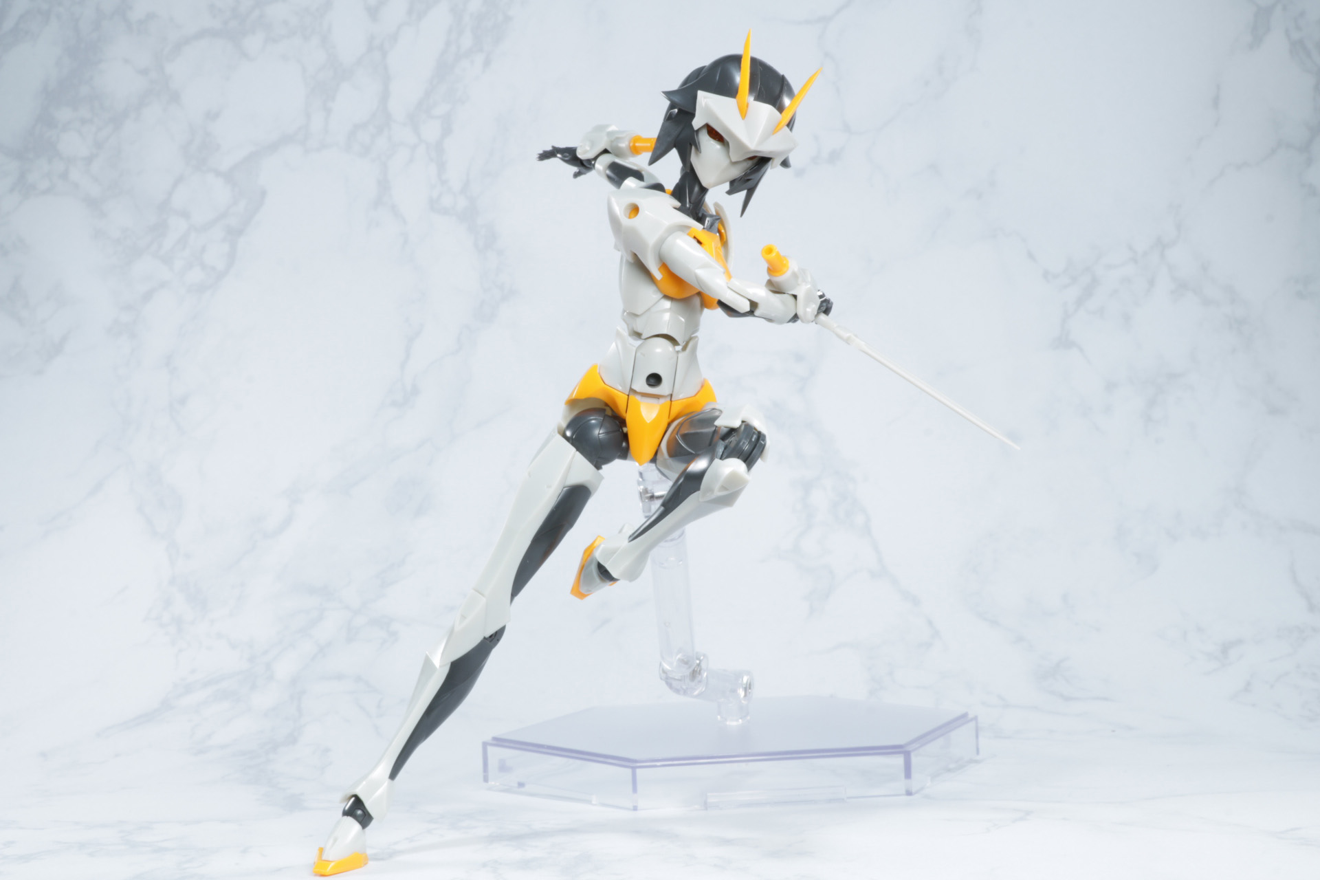 短剣を持てば疾走感あるアクションポーズが楽しめる