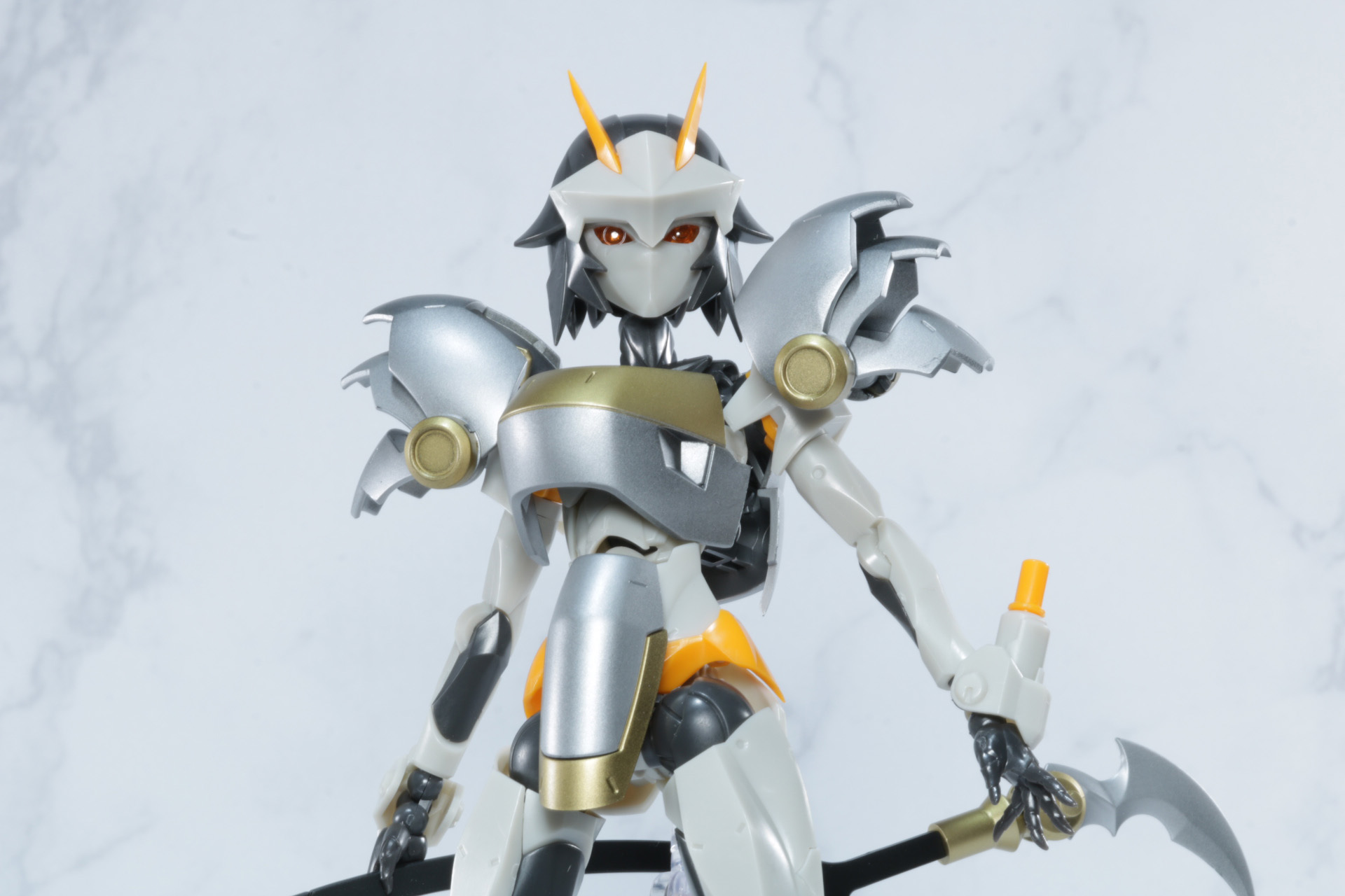 丸みのある胸部、腹部、肩と鎧が追加され重厚感ある雰囲気に。腹部鎧はランナーの切れ端を使用して装着している