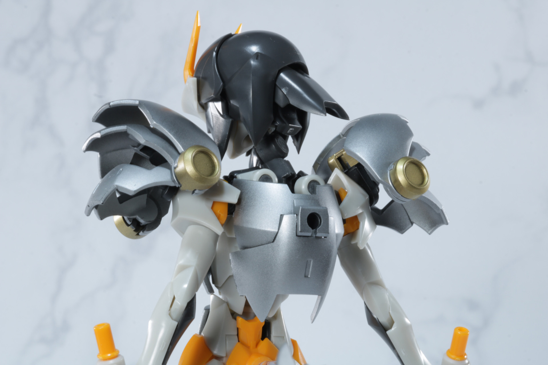 背中も鎧も軸部分で装着ができ、密着した装着ができる