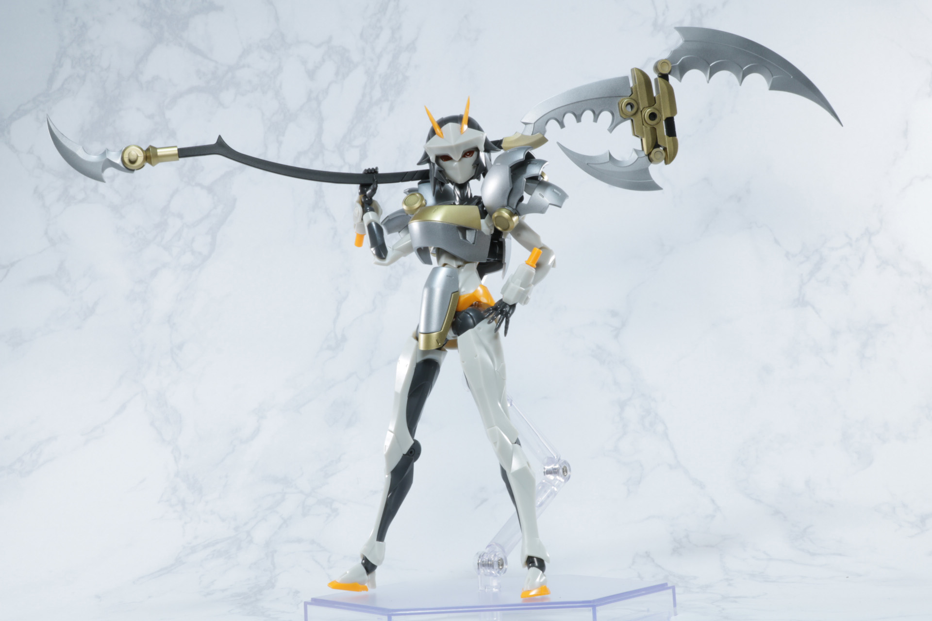 スカルマサカーを肩に担ぐポーズも決まる