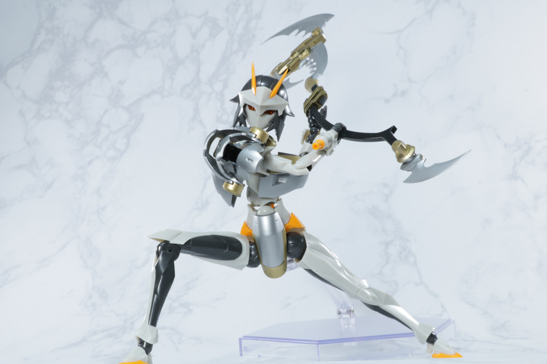 両腕で力を溜めるポーズ