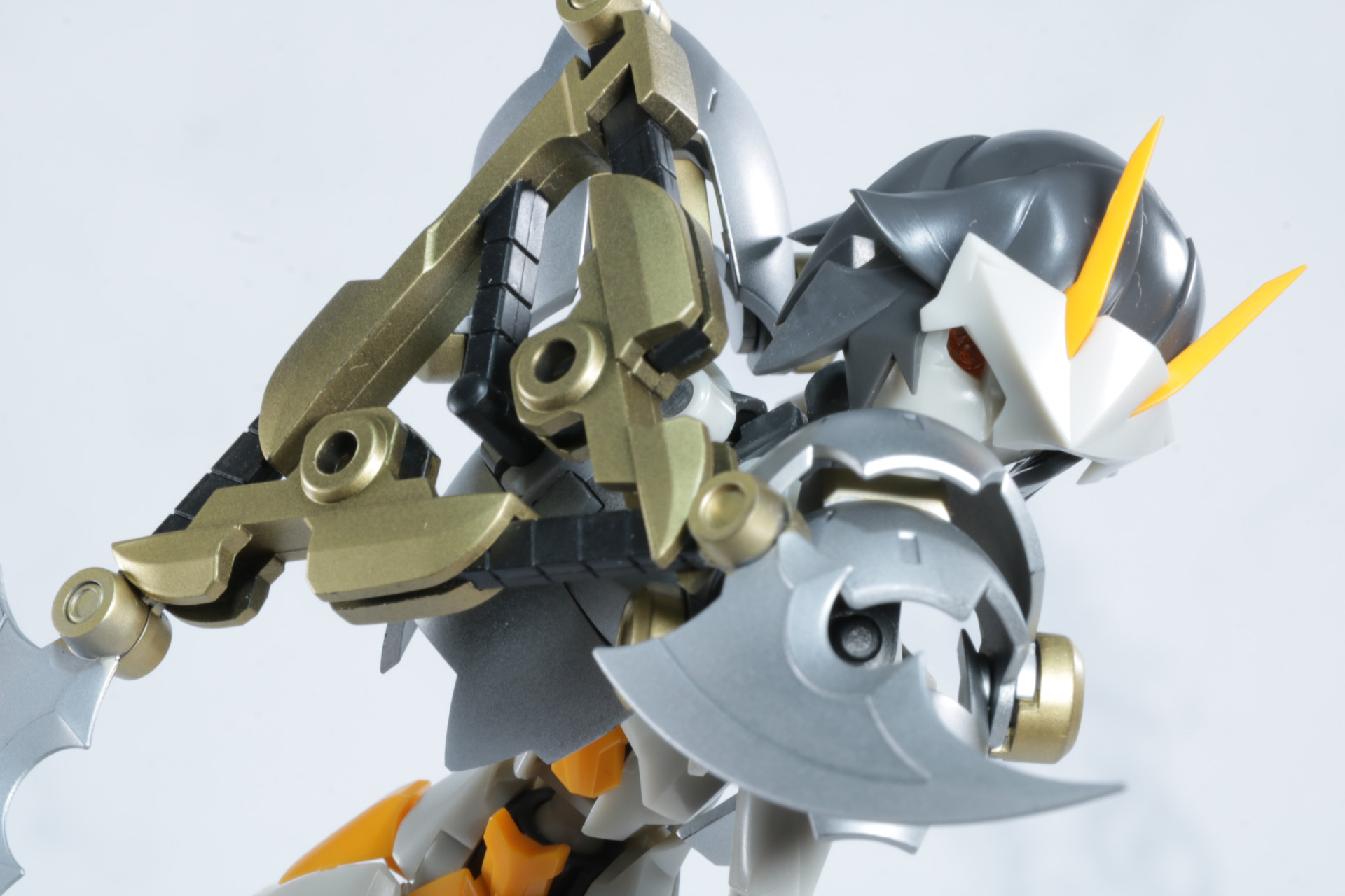 背後の相手にもにらみを利かせる