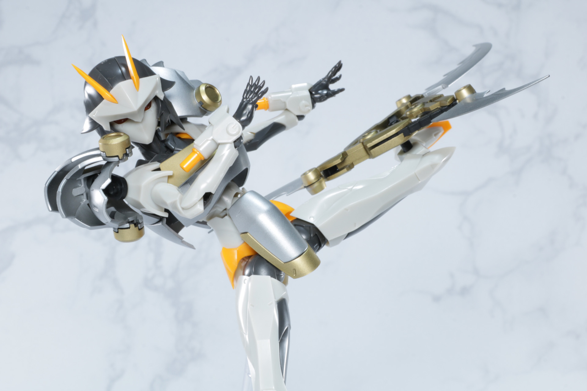 脚部に装着して戦う。さらに投擲を想定するなどアクションシーンの想像が膨らむ