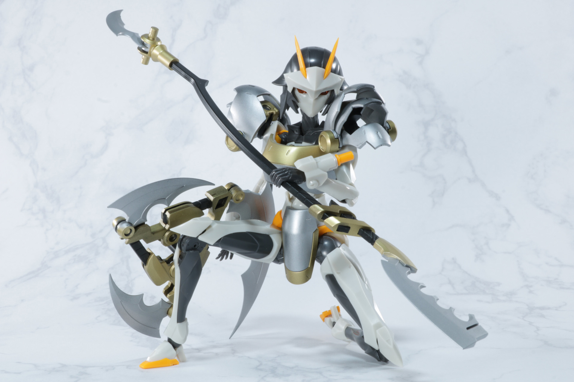 鎧を付けた状態でも柔軟に動き、様々なポーズが可能となっている