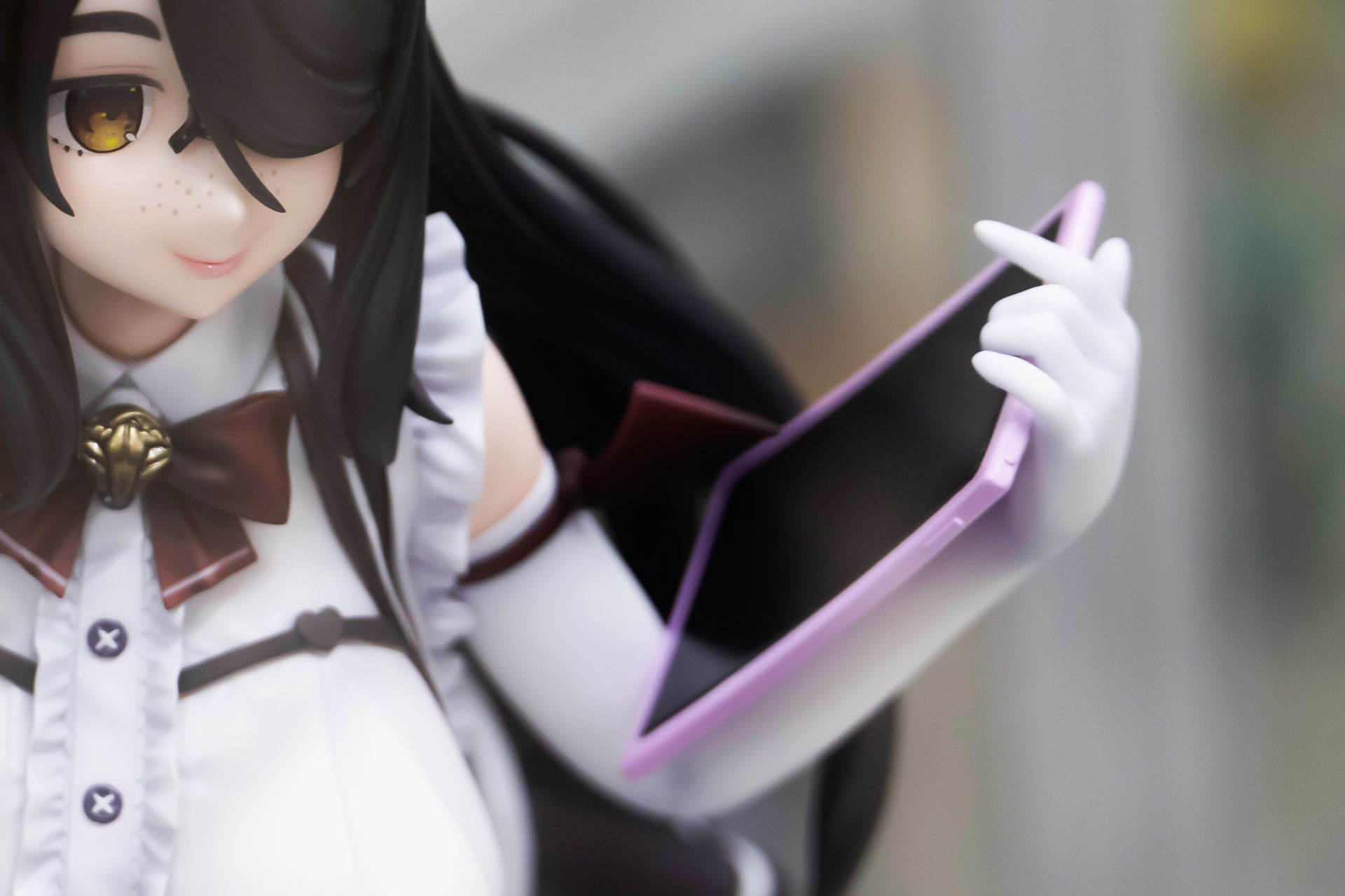 手にはイラストを書くためのタブレットを持っている