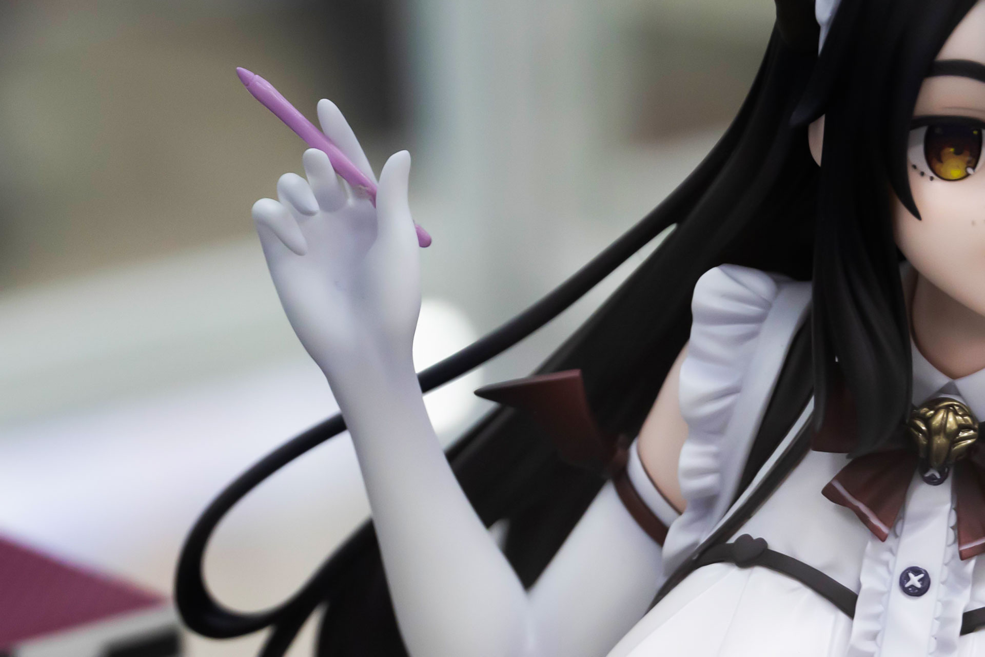 もう片方の手にはペンが握られている