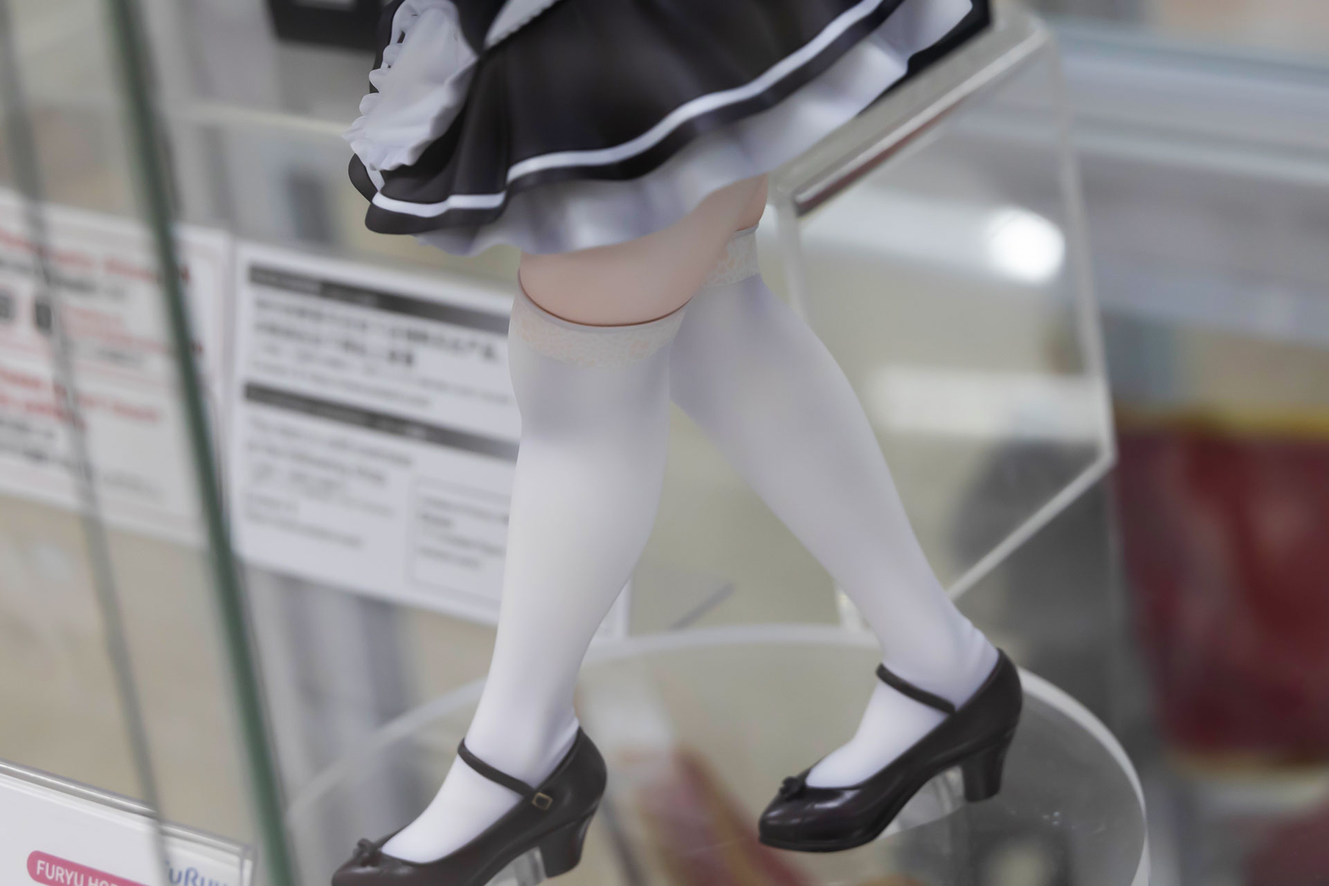 衣装はニーハイミニスカになっているところもポイントだ