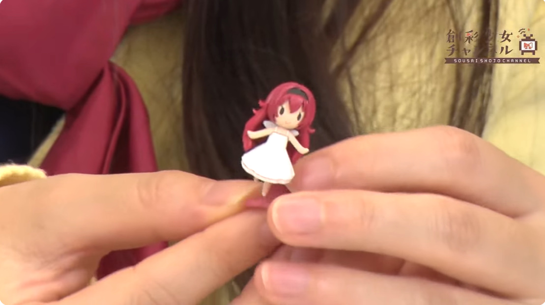 「ヘキサギア」のロゴ入りスマホ