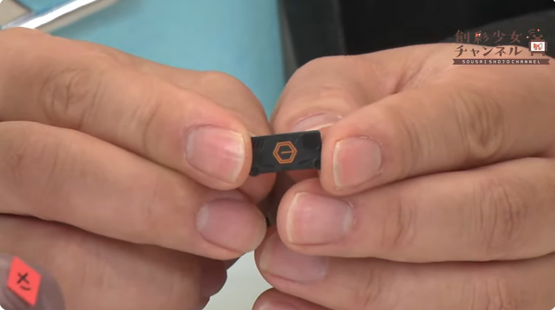 「ヘキサギア」のロゴ入りスマホ