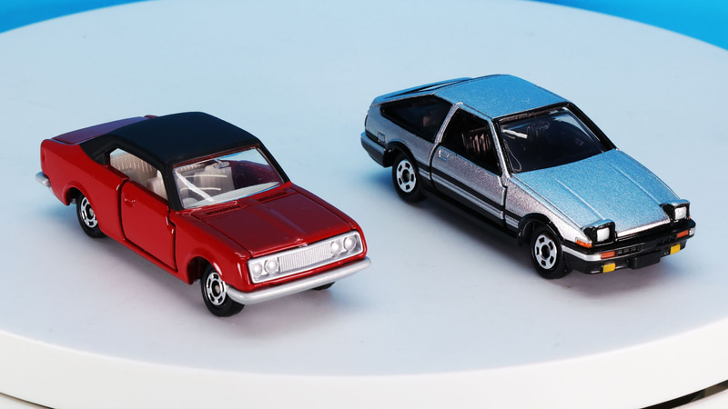 左：コロナ マークII ハードトップ／右：トヨタ スプリンタートレノ （AE86）