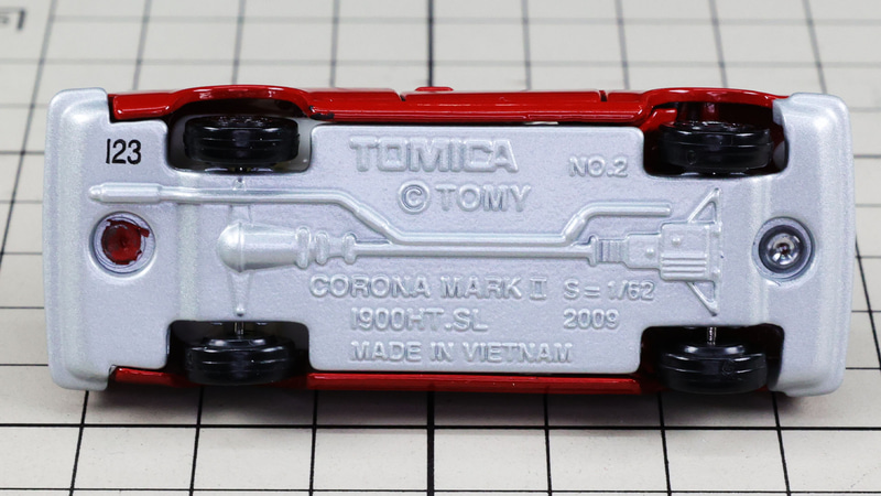 シャーシ：モデルは1900HT.SLであることがわかり、トミカ初期メンバーであることを示すNo.2の刻印も！