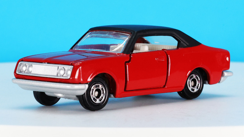 鮮やかなレッドの渋い艶消しブラックのボディカラー