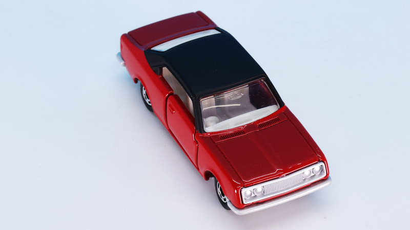 エンジンフードの中央のディテールや……