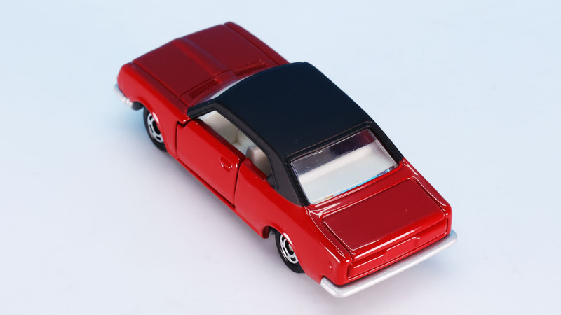 リアトランクのモールドもシャープです