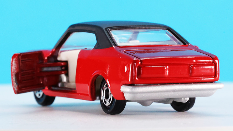 リアのコンビランプの塗装はありませんが、雰囲気のいいリアセクションです