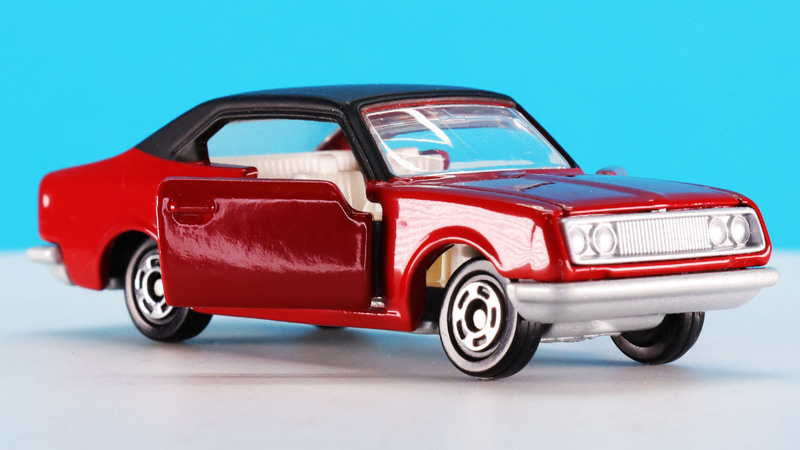 シャーシと一体になったフロントバンパーがいい感じです。上向きのフロントグリルとバンパー間にあるで若干の隙間が実車のイメージそのままです