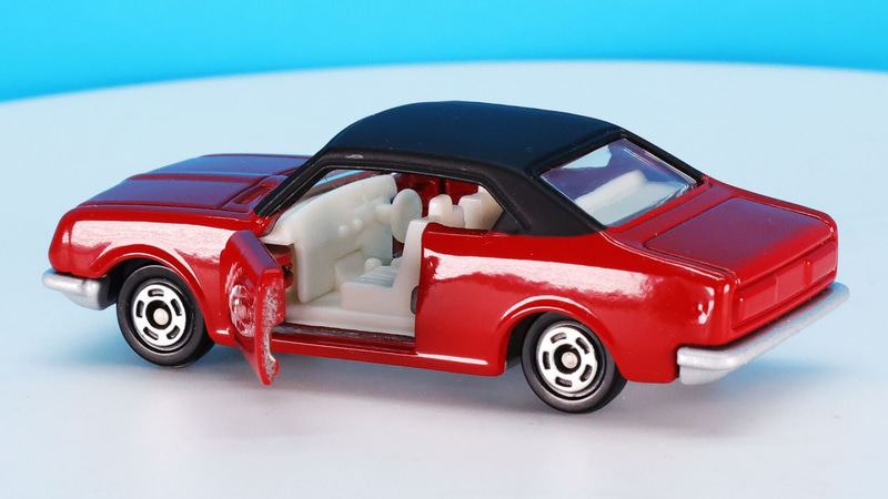 ドアを開けるとまぶしいホワイトの内装がよく見えます！