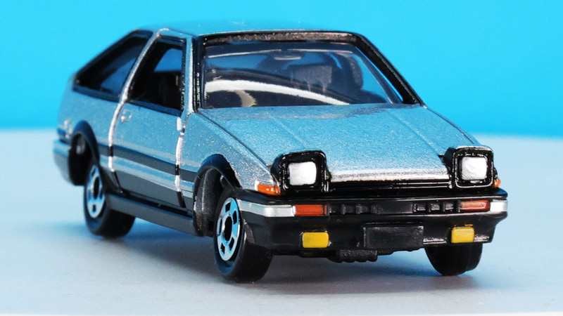 リトラクタブルライトの開いた状態のハチロクは過去に「ドリームトミカ 頭文字D AE86 トレノ」として発売されたもので、ここまでカラーバリエーションのなかったモデルで貴重な一品！