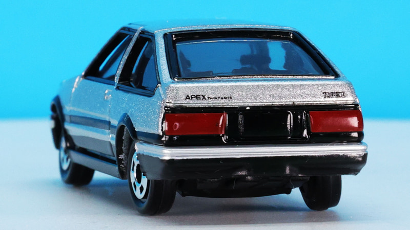 リアのコンビランプは塗装で表現