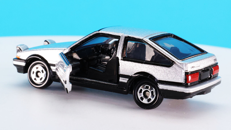 ドアを開けるとダッシュボードとシートの質感の違いが判ります