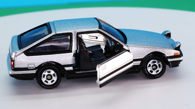 ドア内側までモールドがあります