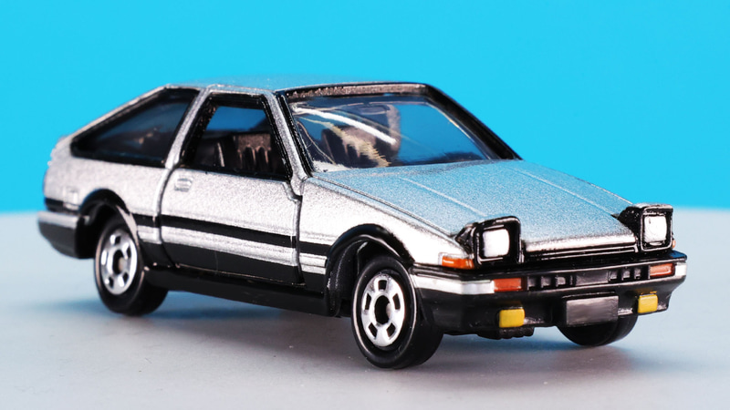 リトラクタブルライト開き状態で固定されています