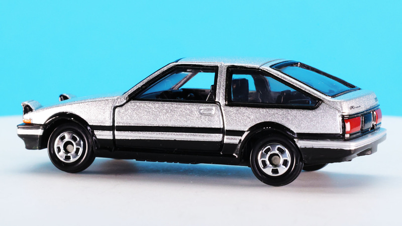 左右ドアは実車では窓枠がありますが、トミカではモールドで表現しています