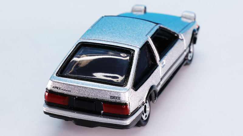 左右ドアは実車では窓枠がありますが、トミカではモールドで表現しています