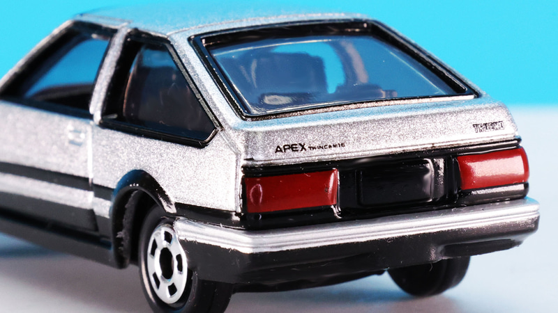 リアには“APEX TWINCAM16”・“TRUENO”がプリントされています。細かい！