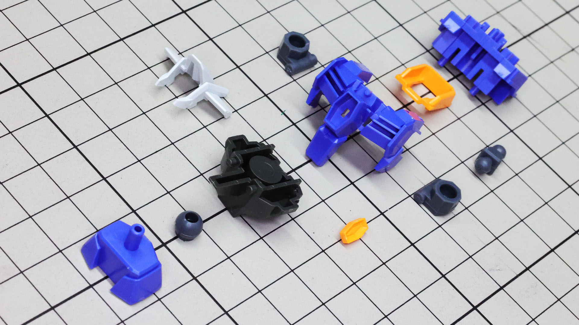 メカフレームとトリコロールのパーツ群、ポリパーツの関節で構成されます