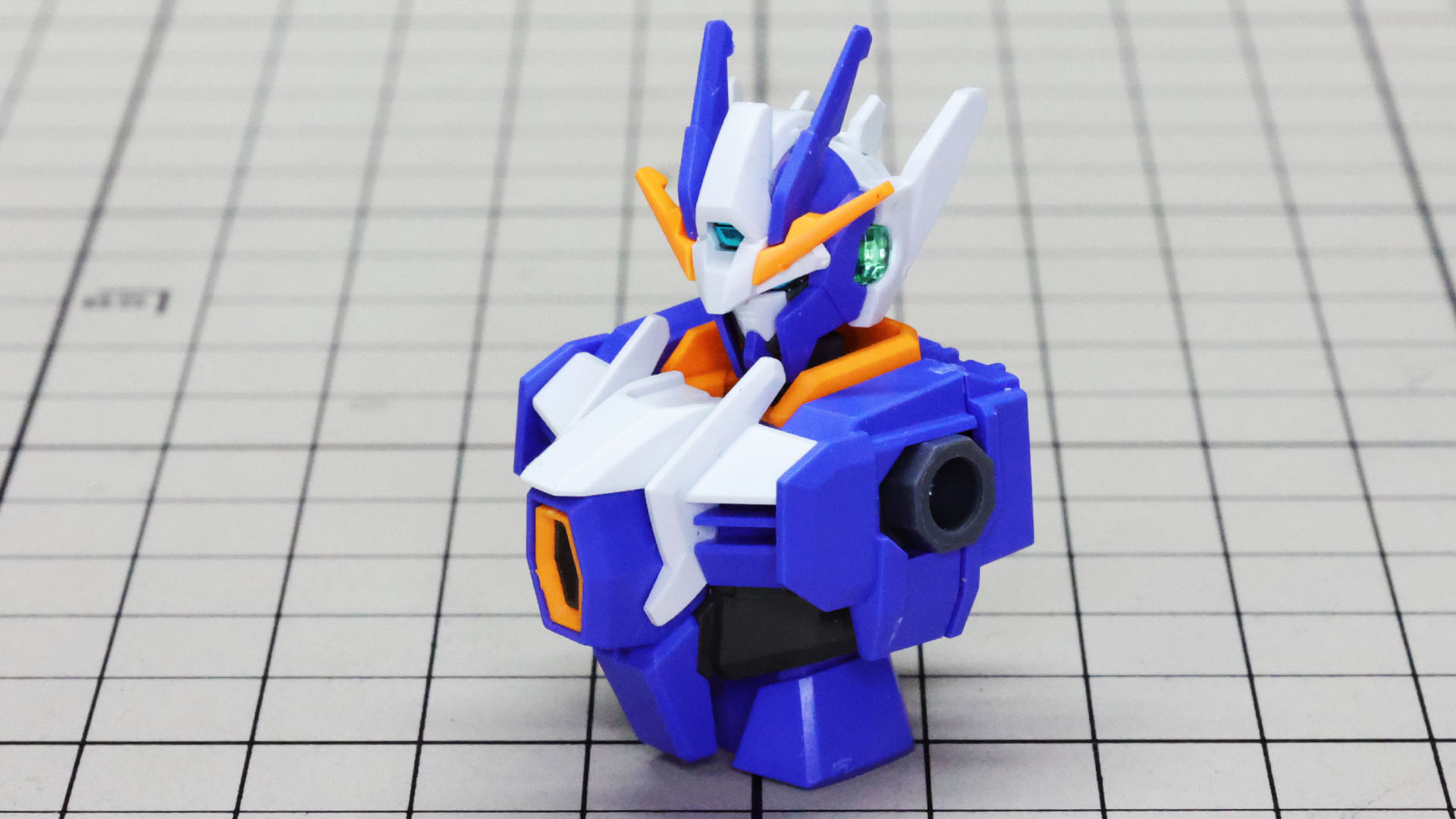 頭部を載せてみました。青基調の頭部とボディでダブルオーガンダムベースでありながらさらにシャープでいいアクセントになっています