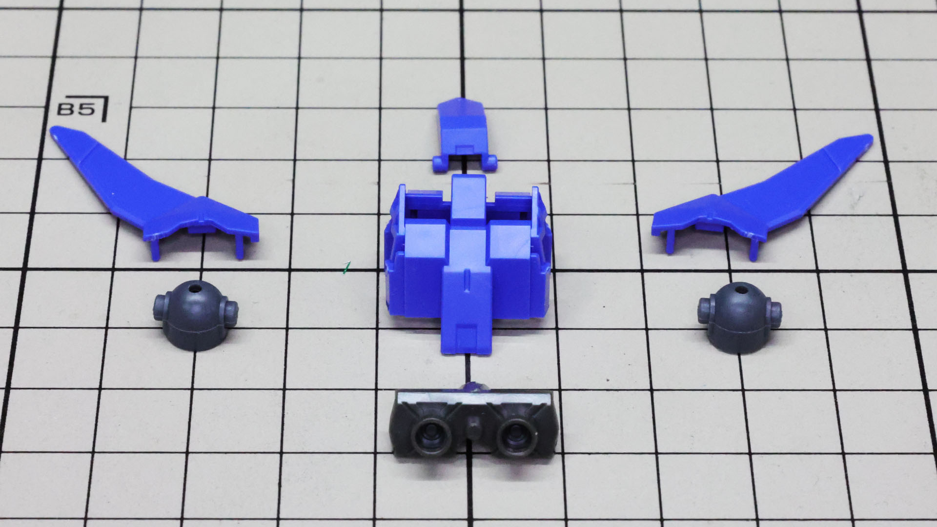 続いてバックパックを組みます