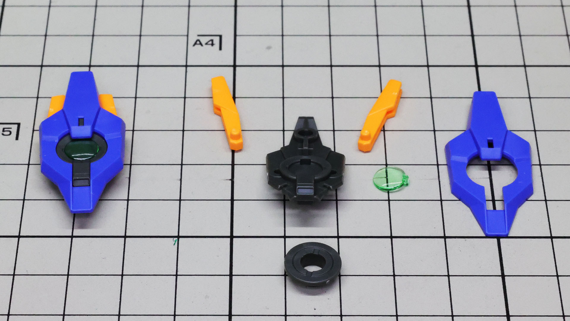 左側が完成したもので、右側がパーツ群です