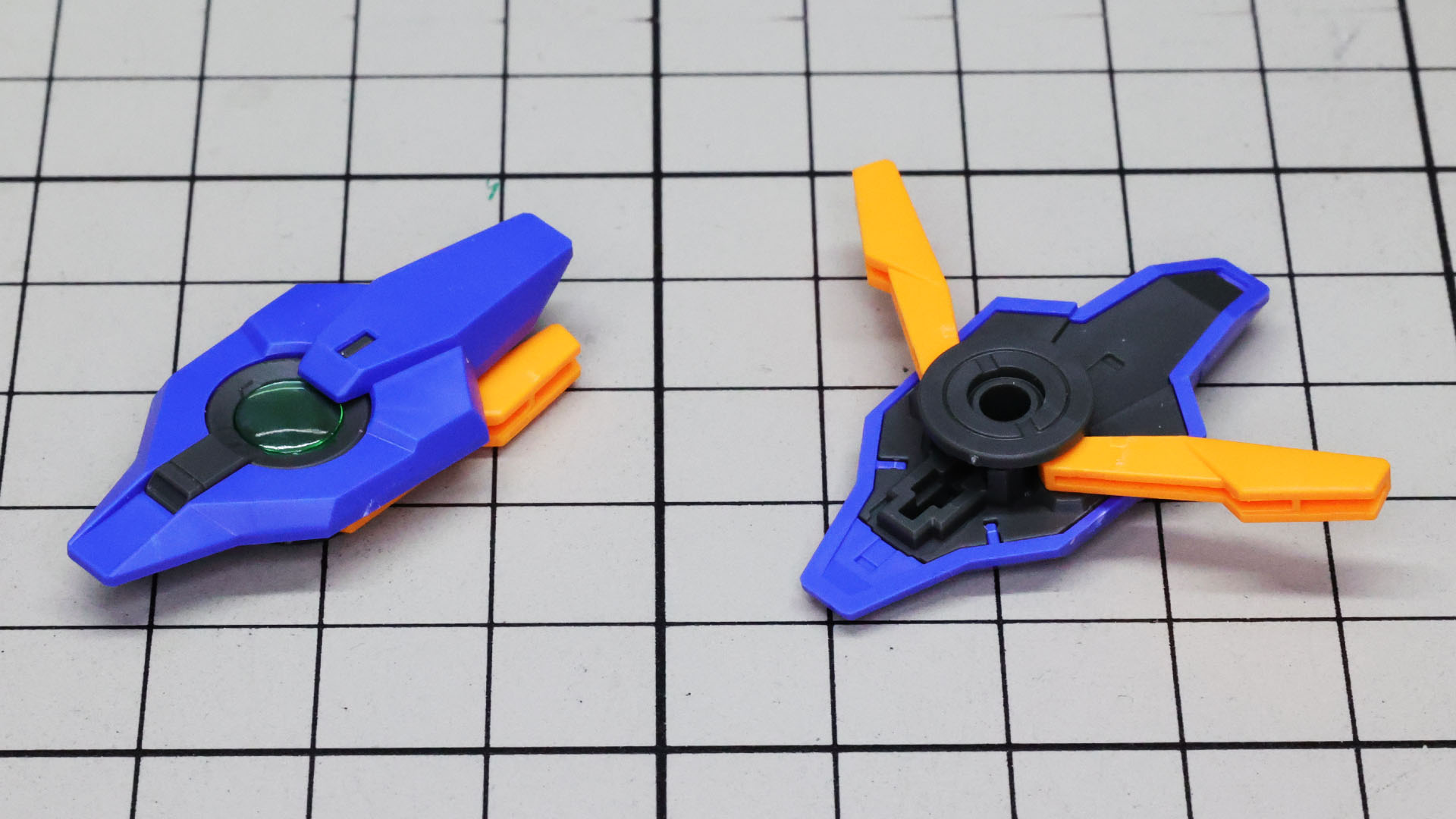 アームは基部から回転して後に登場するビームエフェクトを挟む構造です