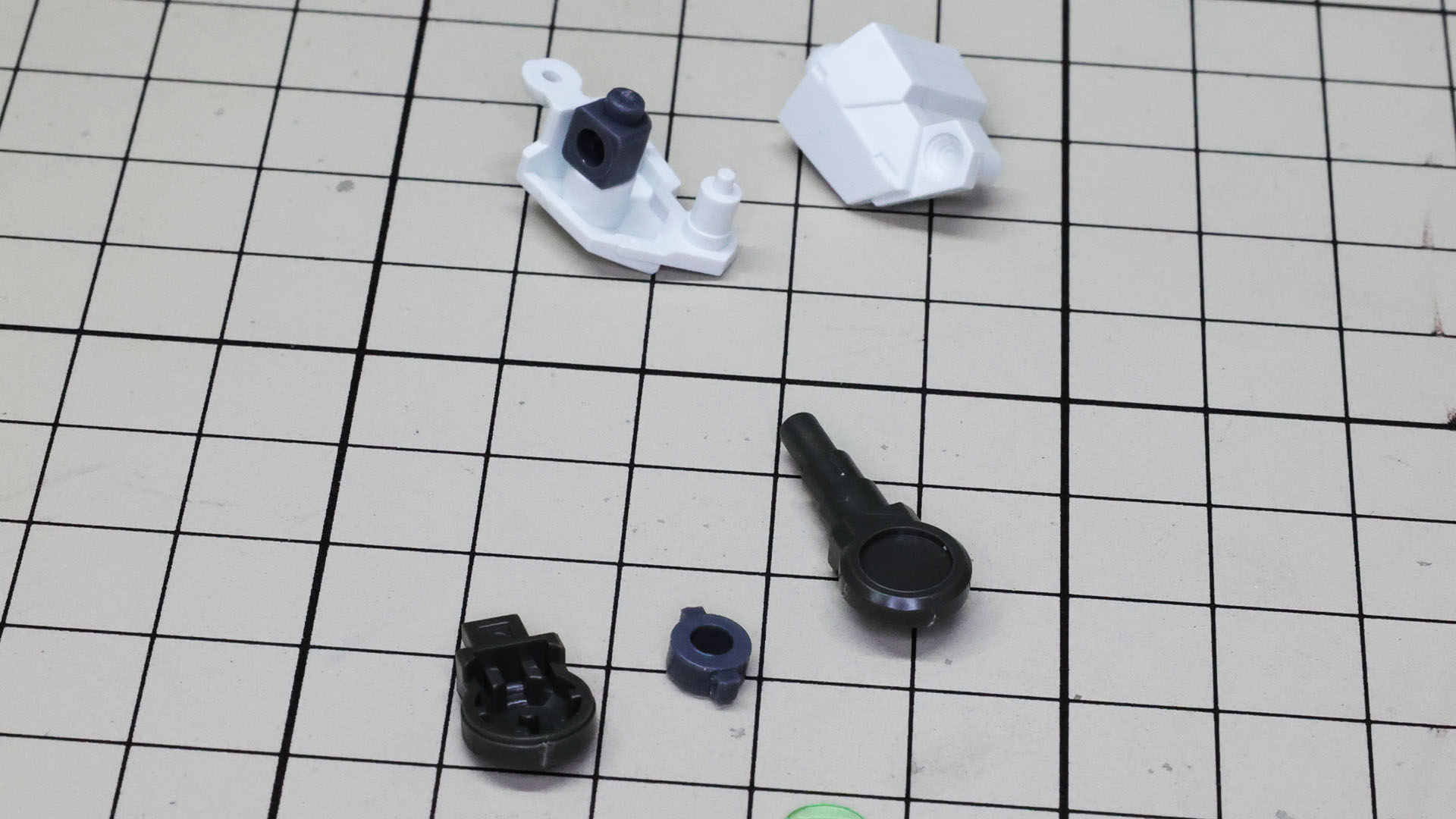 肩アーマー内にはポリパーツ、肘関節は張り合わせで1軸関節を構成します