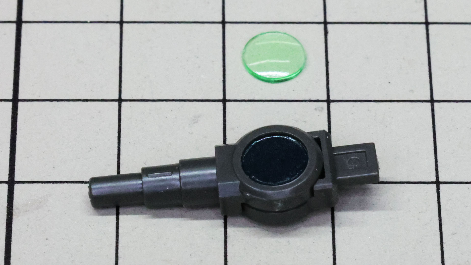 前腕には肘関節と手首を接続するためのポリパーツを内包します