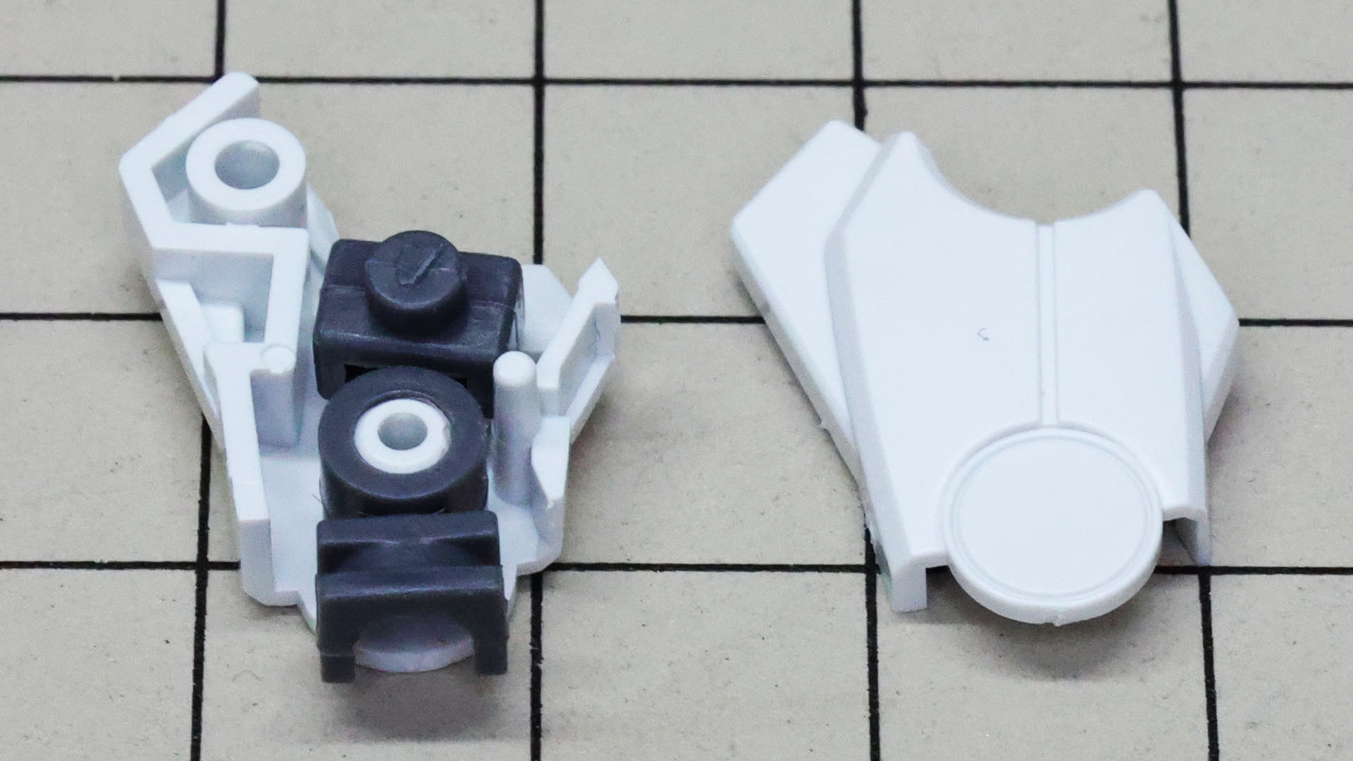 前腕には肘関節と手首を接続するためのポリパーツを内包します